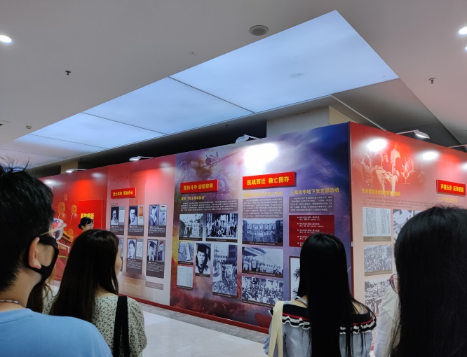 性爱无码
2021级新生参观““党旗引领铸辉煌—庆祝中国共产党成立100周年”主题展览