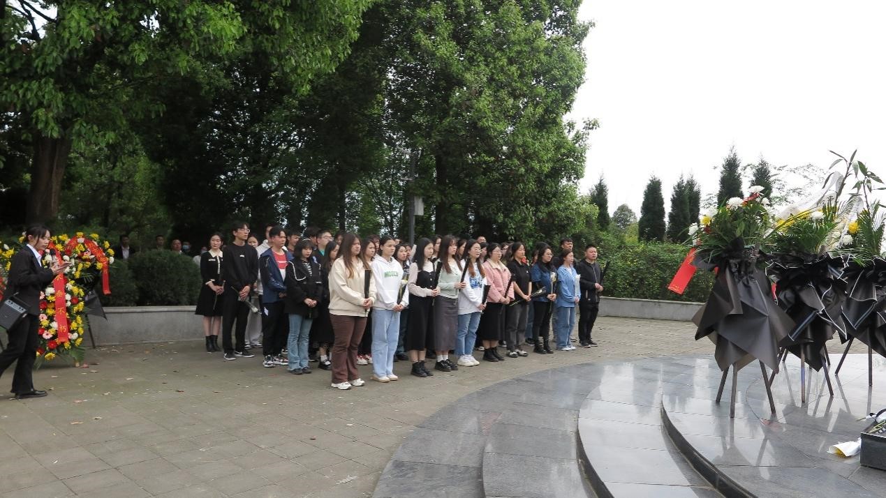 春光可见·生命可爱—性爱无码
学生清明扫墓活动