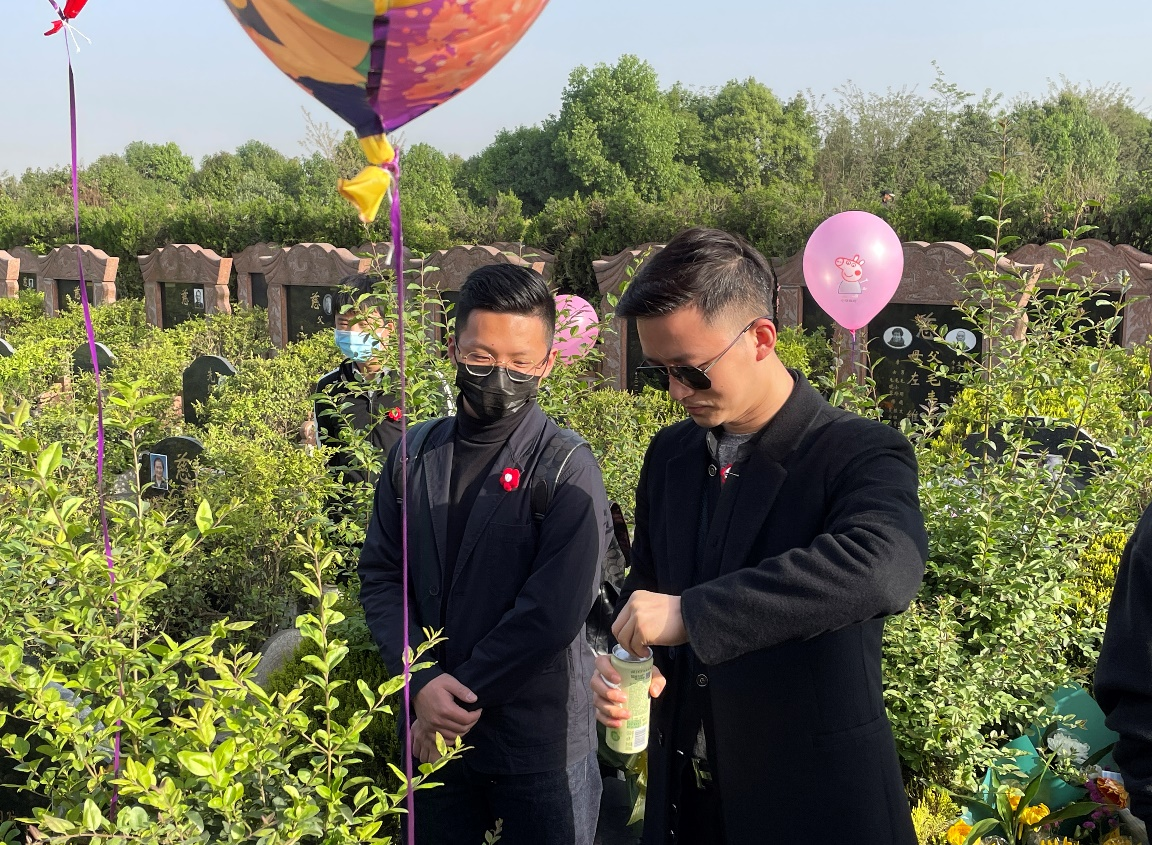 性爱无码
老师带领学生参加死亡生命教育活动