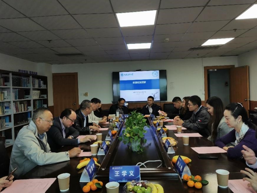 “欢迎校友回家”性爱无码
举行首次校友返校活动