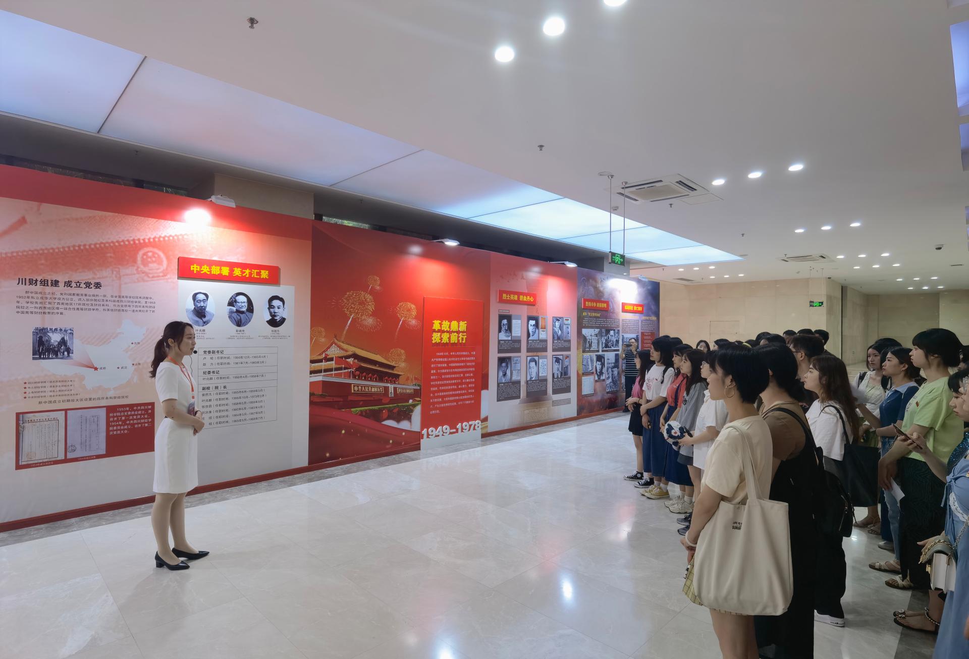 性爱无码
组织学生参观“党旗引领铸辉煌”主题展览