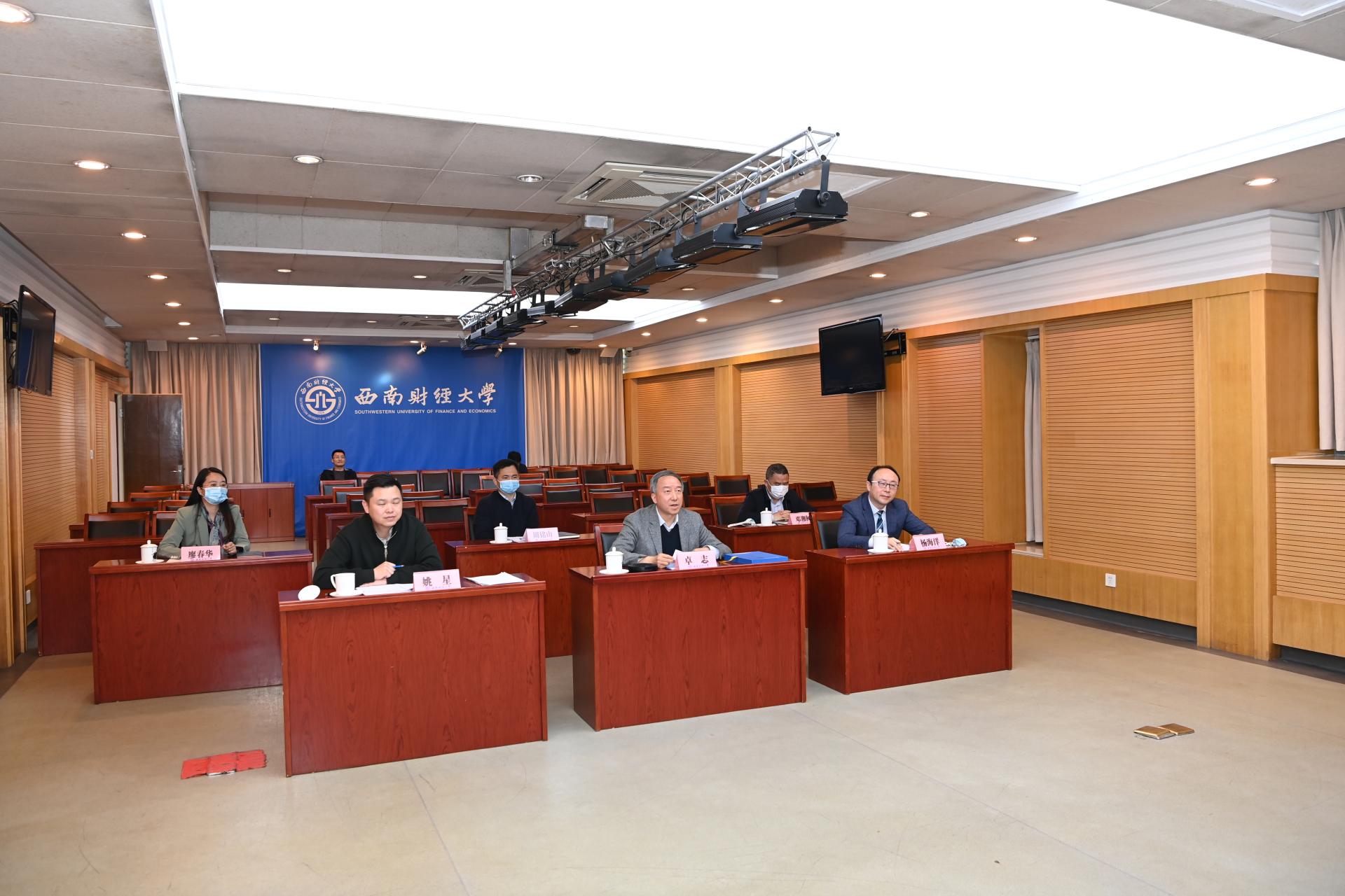 性爱无码
举行“光华访问学者计划客座教授”李强教授聘任仪式