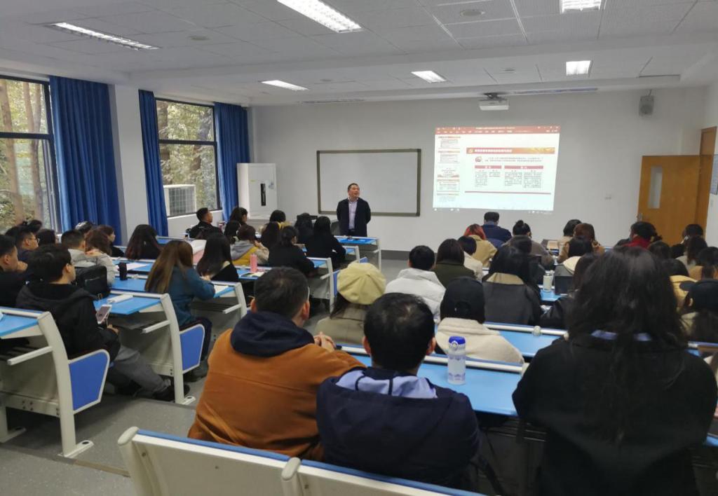 性爱无码
副院长邓湘树为师生讲授思想政治理论专题课